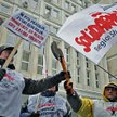 Solidarność z PZU protestowała wczoraj pod Sejmem i Kancelarią Premiera