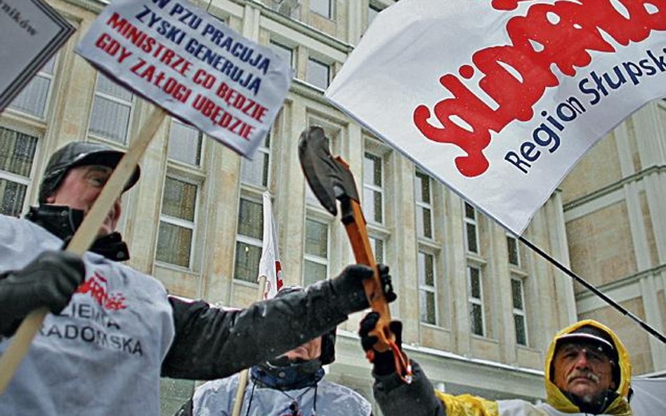 Solidarność z PZU protestowała wczoraj pod Sejmem i Kancelarią Premiera