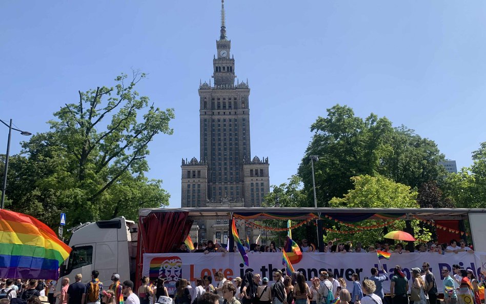 Platforma z hasłem tegorocznej Parady Równości: "Love is the answer"