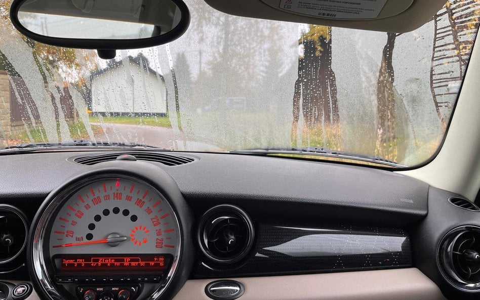 Sposoby na zaparowane szyby w samochodzie