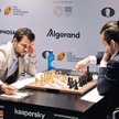 Magnus Carlsen (z lewej) i Jan Niepomniaszczi w grze o mistrzostwo świata