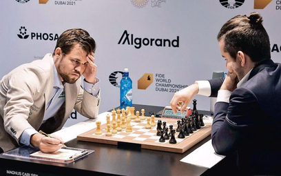 Magnus Carlsen (z lewej) i Jan Niepomniaszczi w grze o mistrzostwo świata