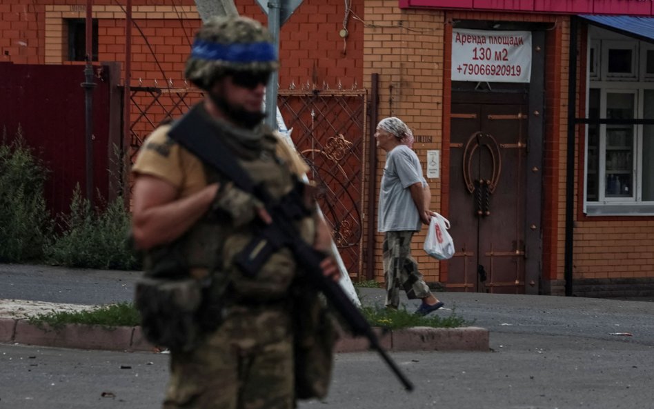 Ukraiński żołnierz na ulicy w okupowanej Sudży