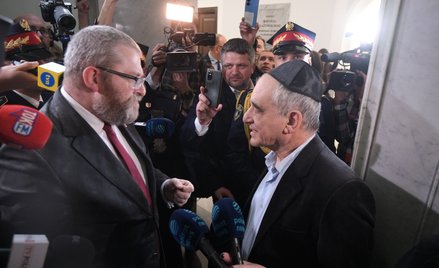 Poseł Konfederacji Grzegorz Braun po zgaszeniu gaśnicą świec chanukowych w Sejmie w Warszawie