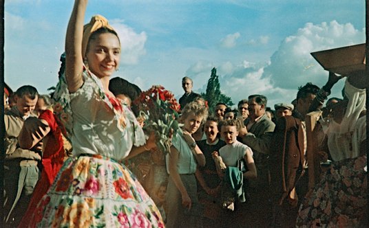 uczestniczki Festiwalu w czasie pochodu w Al. Ujazdowskich na wystawie „Lato, które zmieniło wszystk