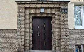 Cegła cementowa, ze względu na swoją porowatą powierzchnię, jest bardziej narażona na destrukcyjne d