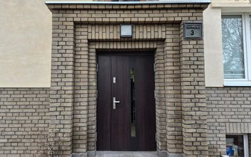 Cegła cementowa, ze względu na swoją porowatą powierzchnię, jest bardziej narażona na destrukcyjne d