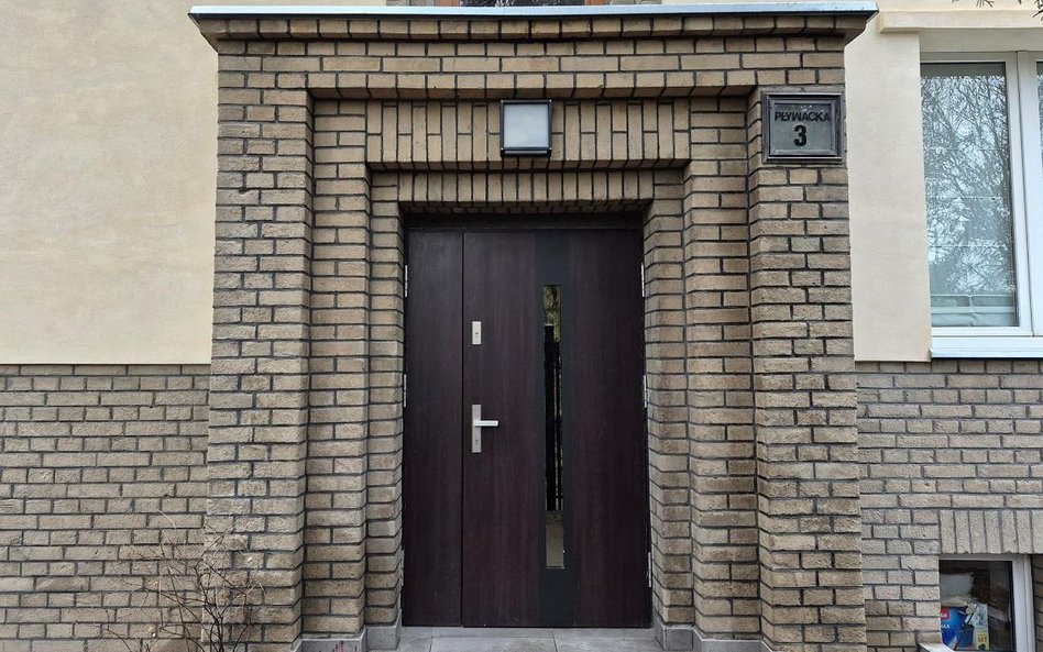 Cegła cementowa, ze względu na swoją porowatą powierzchnię, jest bardziej narażona na destrukcyjne d