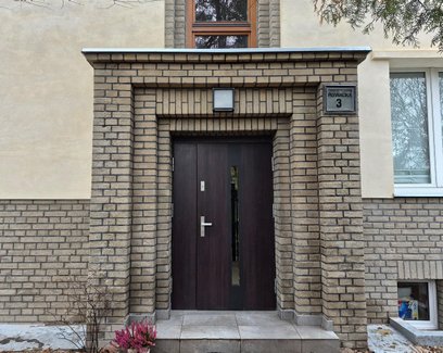 Cegła cementowa, ze względu na swoją porowatą powierzchnię, jest bardziej narażona na destrukcyjne d