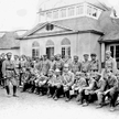 Strzelcy przed pawilonem wystawowym na Oleandrach (fot. Archiwum Państwowe w Krakowie)