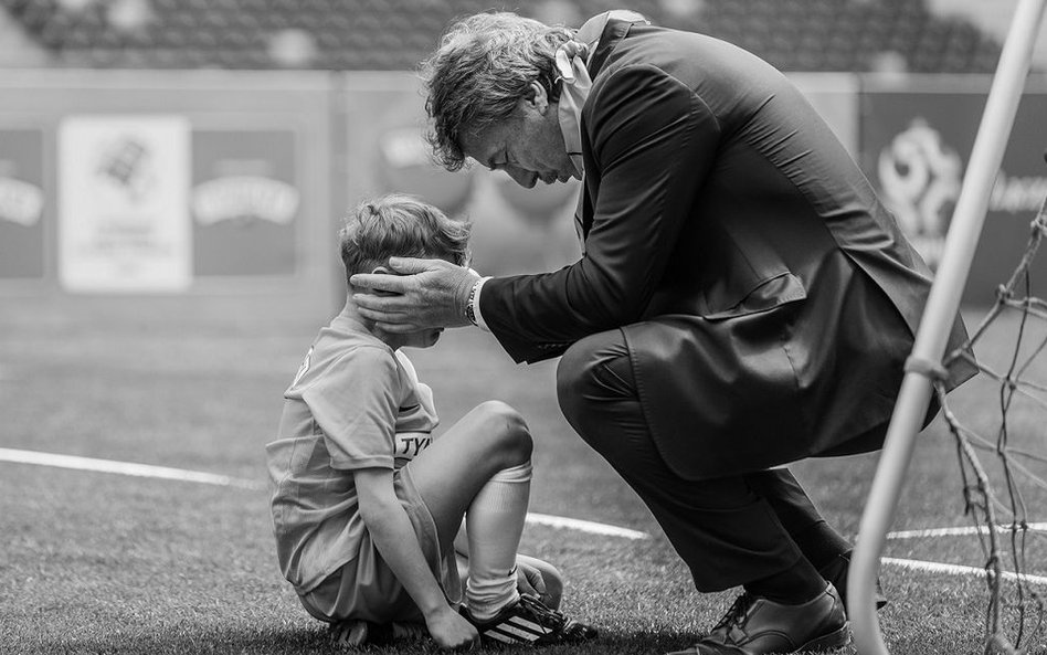 Zbigniew Boniek pociesza młodego zawodnika po przegranym meczu podczas turnieju „Z Podwórka na Stadi