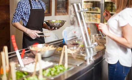 Fundowanie posiłków pracownikom bez odliczenia VAT z faktury na artykuły spożywcze