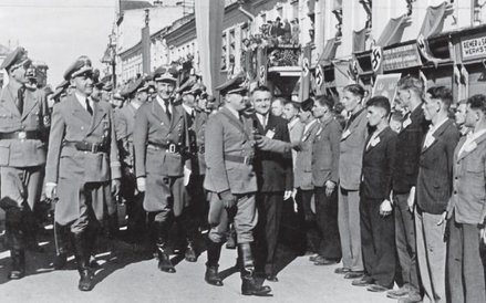 Gubernator Hans Frank w towarzystwie niemieckich oficerów dokonuje przeglądu ochotniczego oddziału S