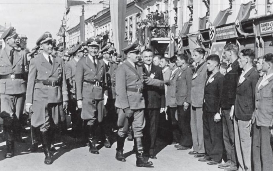 Gubernator Hans Frank w towarzystwie niemieckich oficerów dokonuje przeglądu ochotniczego oddziału S