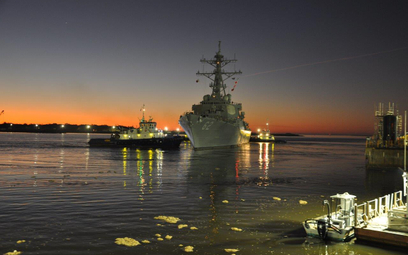 Niszczyciel rakietowy USS Fitzgerald opuszcza stocznię w celu przeprowadzenia prób morskich na wodac