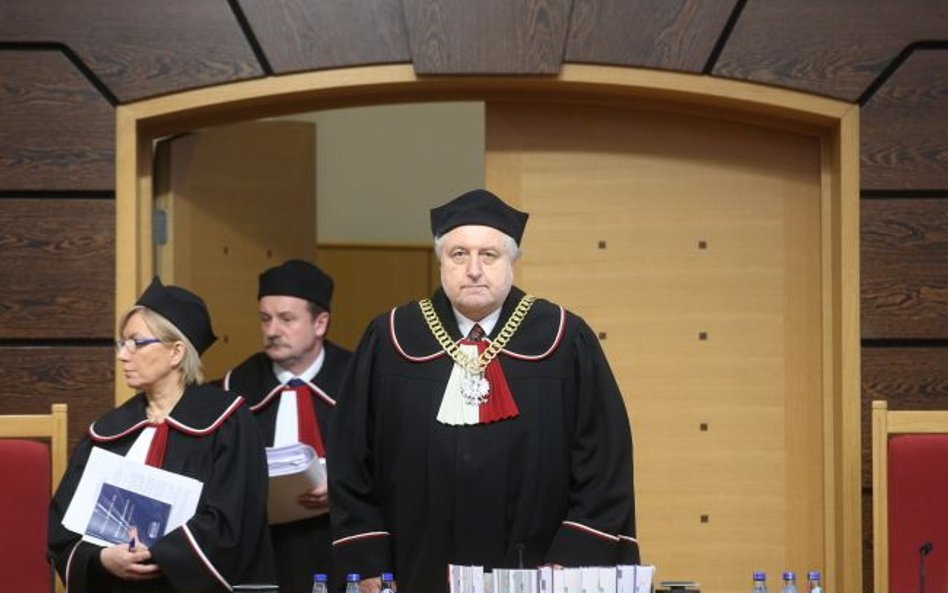 Prezes TK Andrzej Rzepliński oraz sędziowie Julia Przyłębska i Piotr Pszczółkowski