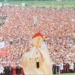 Jan Paweł II błogosławi wiernych przed mszą świętą w Białymstoku, 5 czerwca 1991 r.