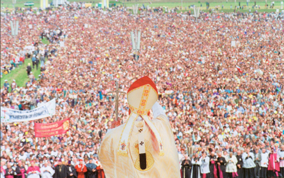 Jan Paweł II błogosławi wiernych przed mszą świętą w Białymstoku, 5 czerwca 1991 r.