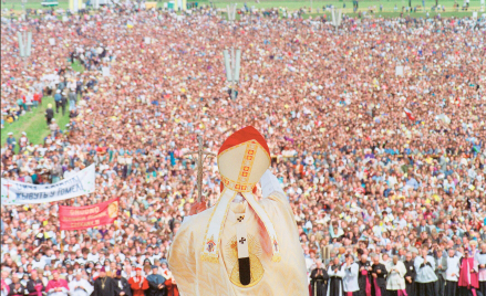 Jan Paweł II błogosławi wiernych przed mszą świętą w Białymstoku, 5 czerwca 1991 r.