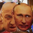 Maski z twarzami Ramzana Kadyrowa, Jewgienija Prigożyna i Władimira Putina na targu w Petersburgu