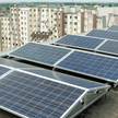 Instalacja solarna na dachu bloku przy ulicy Świeradowskiej we Wrocławiu