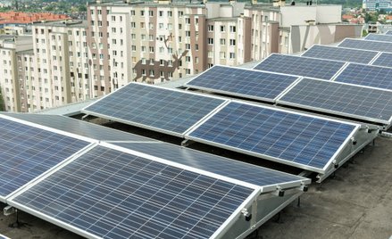 Instalacja solarna na dachu bloku przy ulicy Świeradowskiej we Wrocławiu
