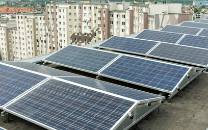 Instalacja solarna na dachu bloku przy ulicy Świeradowskiej we Wrocławiu