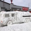 Strażacy-ochotnicy z OSP w Wyszynie w Wielkopolsce mają nowy wóz strażacki. Sami ulepili go ze śnieg