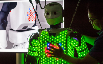 Naukowcy opracowali czułą skórę dla robotów. Będą mogły przytulić człowieka