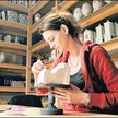W pałacu w Nakomiadach Piotr Ciszek zrekonstruował manufakturę ceramiczną