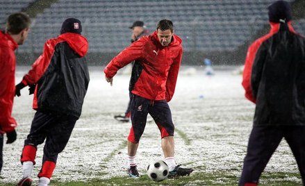 Padający w Krakowie śnieg utrudniał przygotowania do meczu z USA. Przy piłce: Maciej Żurawski