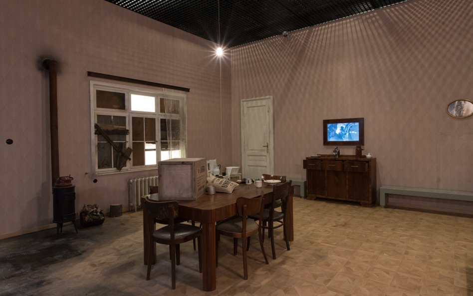 Mieszkanie warszawskiej rodziny po zakończeniu okupacji niemieckiej, 8 maja 1945 r