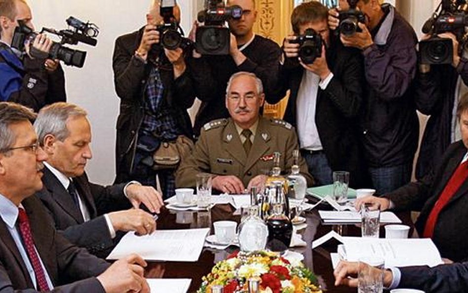 W posiedzeniu RBN w całości poświeconemu sytuacji w Afganistanie uczestniczyli m.in. (od lewej): mar