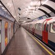 Londyński Underground: pociąg na peronach linii Victoria na stacji metra Green Park