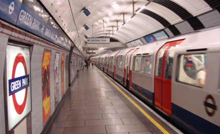 Londyński Underground: pociąg na peronach linii Victoria na stacji metra Green Park
