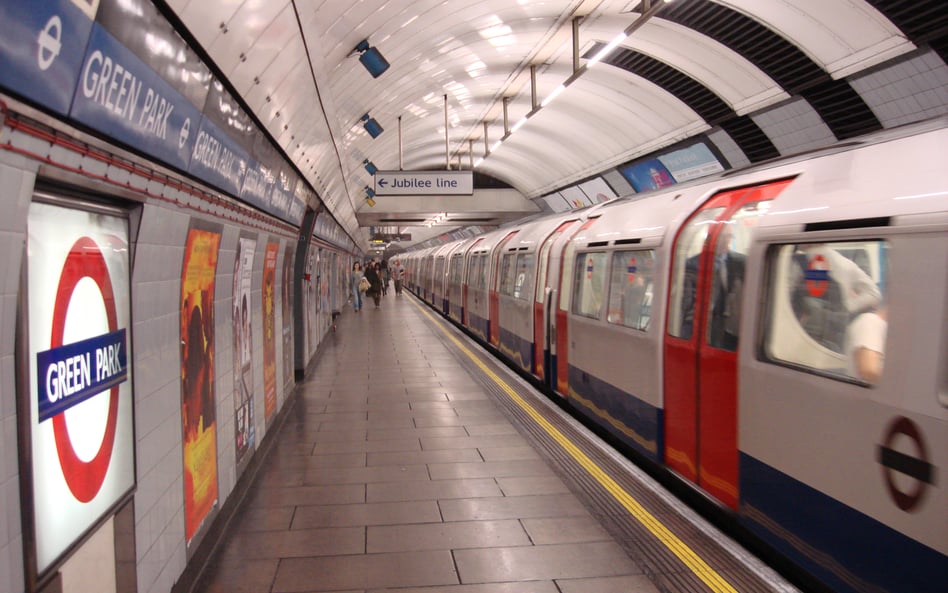 Londyński Underground: pociąg na peronach linii Victoria na stacji metra Green Park