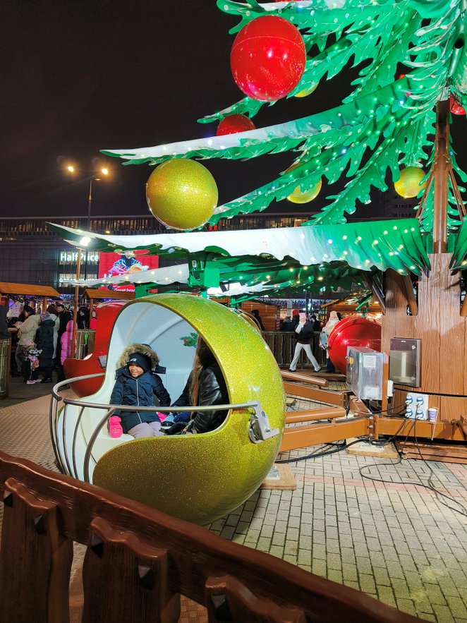 Chętnych na przejażdżkę gondolą-bombką w pierwszy dzień Jarmarku nie brakowało