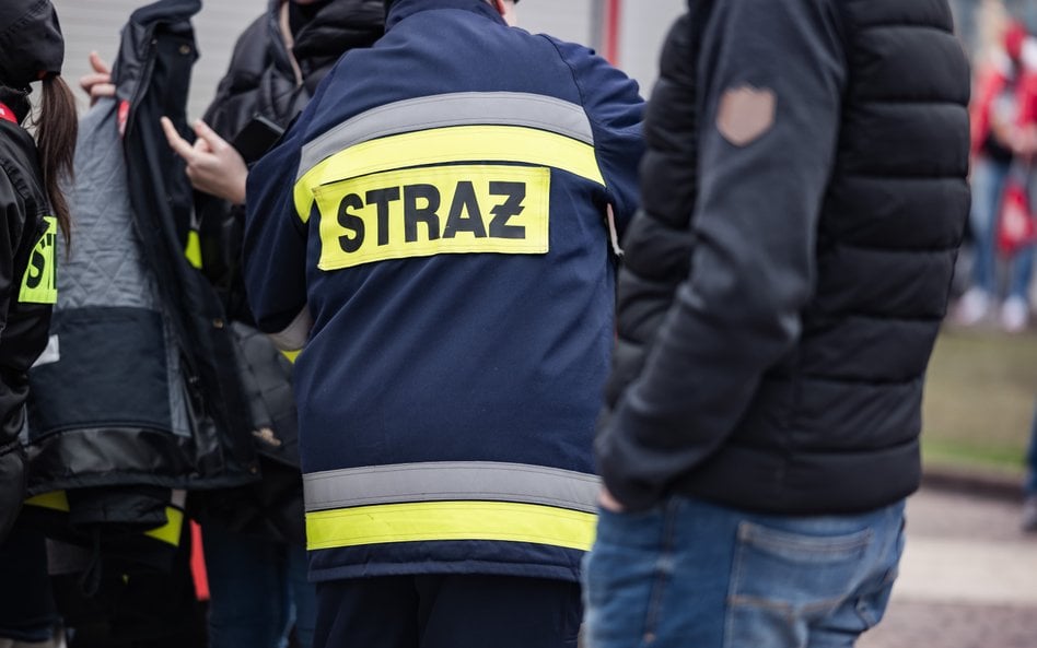 Łomża: Sąsiedzi złapali w koc 4-latkę spadającą z 5. piętra. Matka była pijana