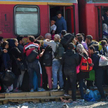 Uchodźcy, w większości z Syrii, szturmują pociąg w miejscowości Gevgelija w Macedonii, którym zamier