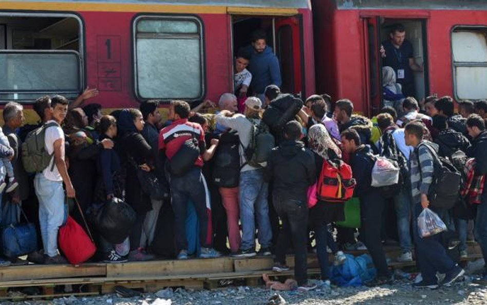 Uchodźcy, w większości z Syrii, szturmują pociąg w miejscowości Gevgelija w Macedonii, którym zamier