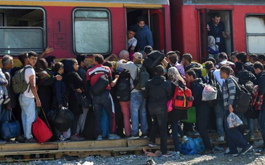 Uchodźcy, w większości z Syrii, szturmują pociąg w miejscowości Gevgelija w Macedonii, którym zamier