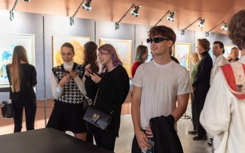 Zwiedzający mogą zobaczyć projekcje, animacje, a także obrazy w 3D