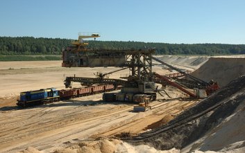 Na warszawskim odcinku rzeki działa co najmniej pięć komercyjnych kopalni piasku