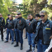 Omsk - rosyjscy bikerzy przed wejściem do budynku, w którym odbywa się konferencja (screen ze strony
