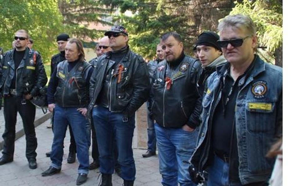 Omsk - rosyjscy bikerzy przed wejściem do budynku, w którym odbywa się konferencja (screen ze strony