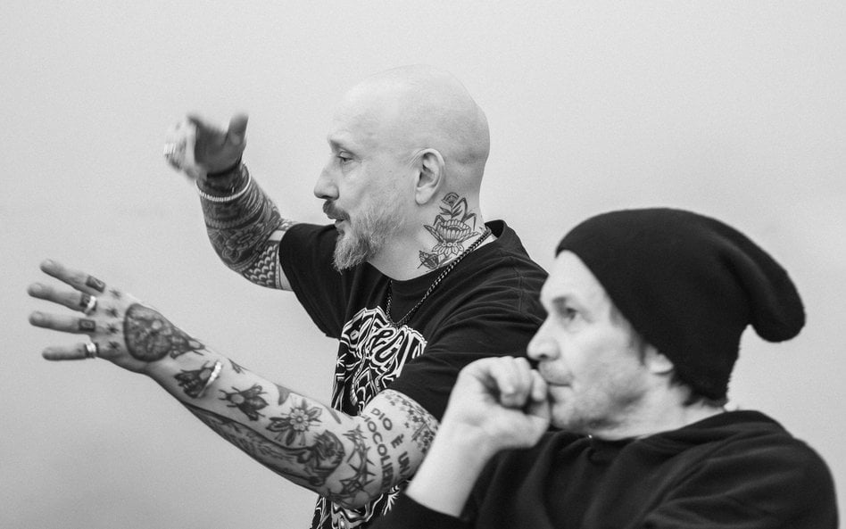 Paweł Demirski (od lewej) i Remigiusz Brzyk podczas próby czytanej