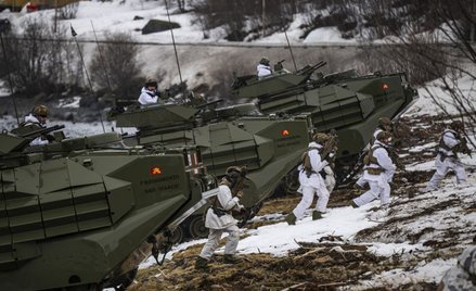 Włoscy żołnierze piechoty morskiej podczas ćwiczeń wojskowych Nordic Response 24, części większych ć