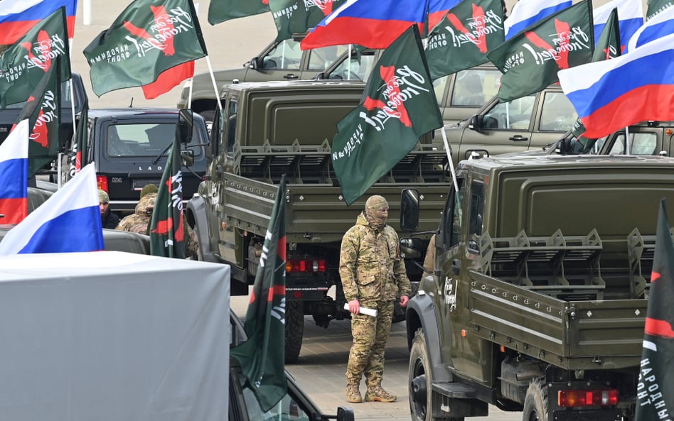 Ceremonia przekazania przez rosyjski ruch „Front Ludowy” nowych pojazdów i sprzętu wojskowego dla od