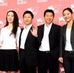 Obsada aktorska filmu "The Ditch" - Rów oraz reżyser, Wang Bing (drugi z prawej) na festiwalu w Wene