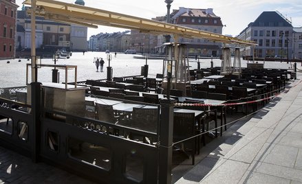 Zamknięty w czasie lockdownu ogródek na placu Zamkowym w Warszawie